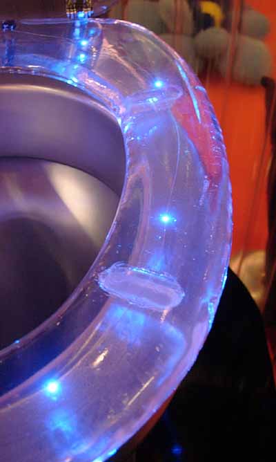 Leuchtender LED WC-Sitz auf der Ambiente - Tendence, Messe Frankfurt